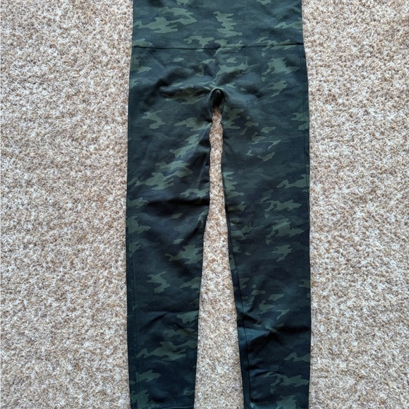 Spanx Seamless Camo Leggings‎ size Large - Picture 2 of 3